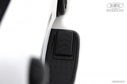 Каталка RiverToys F001FF-P (белый)