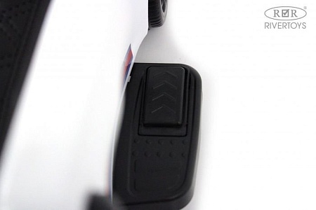 Каталка RiverToys F005FF-P (белый)