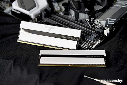 Оперативная память Team Xtreem ARGB 2x16ГБ DDR4 4000 МГц TF13D432G4000HC18LDC01