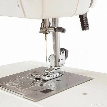 Электромеханическая швейная машина Janome Sewist 709
