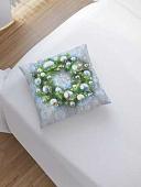 Чехол на подушку JoyArty Венок украшенный шарами sl_21487