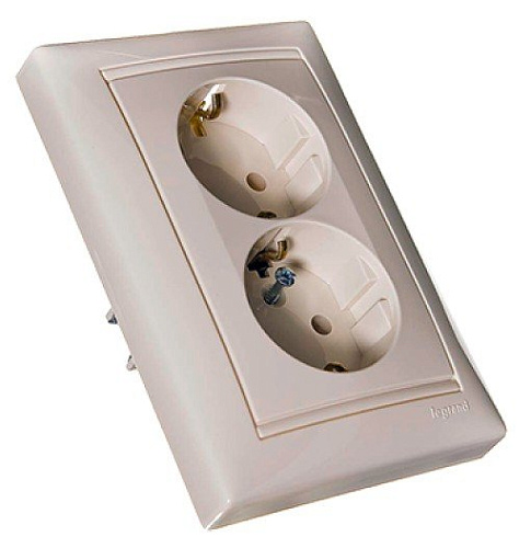 Розетка Legrand Valena 695644 (Слоновая кость)