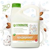 Кондиционер для белья Synergetic Миндальное молочко 2.75 л